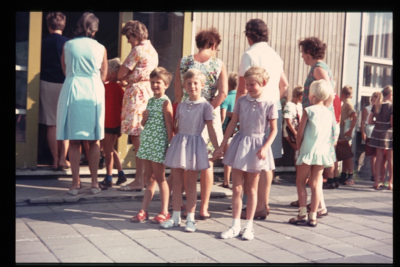 32.Delft aug 1969 Brigitte,Marion.JPG